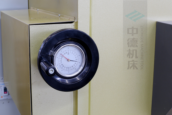 ZDG-640刀片間隙調(diào)節(jié)裝置，設(shè)置在機(jī)架前面，并有刻度顯示，調(diào)節(jié)方便.jpg