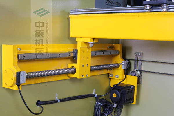 ZDPK-10032X軸配有滾珠絲桿及直線導(dǎo)軌，大功率伺服電機(jī)，鋼絲同步帶，能顯著提升X軸定位精度及速度