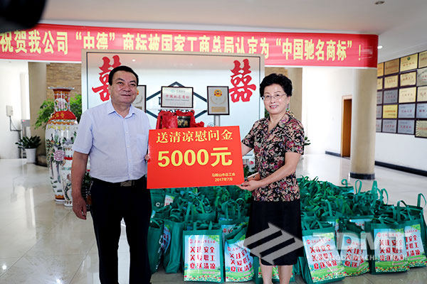 馬鞍山市政協(xié)主席李群來我公司“送清涼”慰問1 馬鞍山市政協(xié)主席李群來我公司“送清涼”慰問1